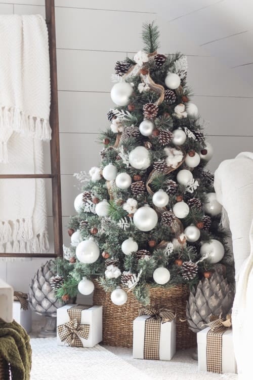 Christmas Decoration Ideas - Tree Cones And Snow