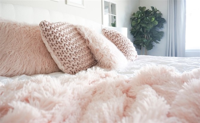 Master Bedroom Decorating Ideas - Furry And Knit Pink Pillows