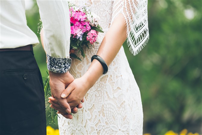 Unique Wedding Photo Ideas - Holding Hands