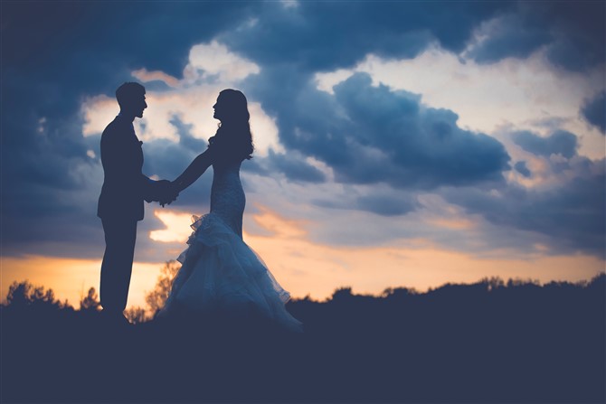 Unique Wedding Photo Ideas - Sunset Love