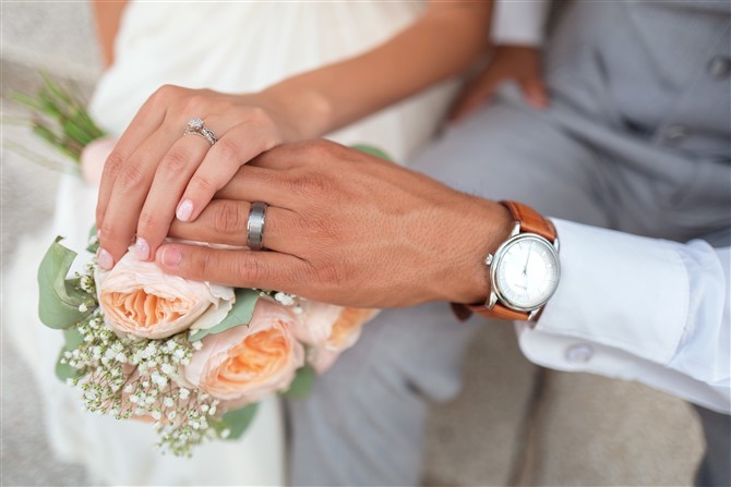 Unique Wedding Photo Ideas - Touching The Bouquet